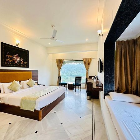 Mewar Palace Resort And Spa Удайпур Экстерьер фото