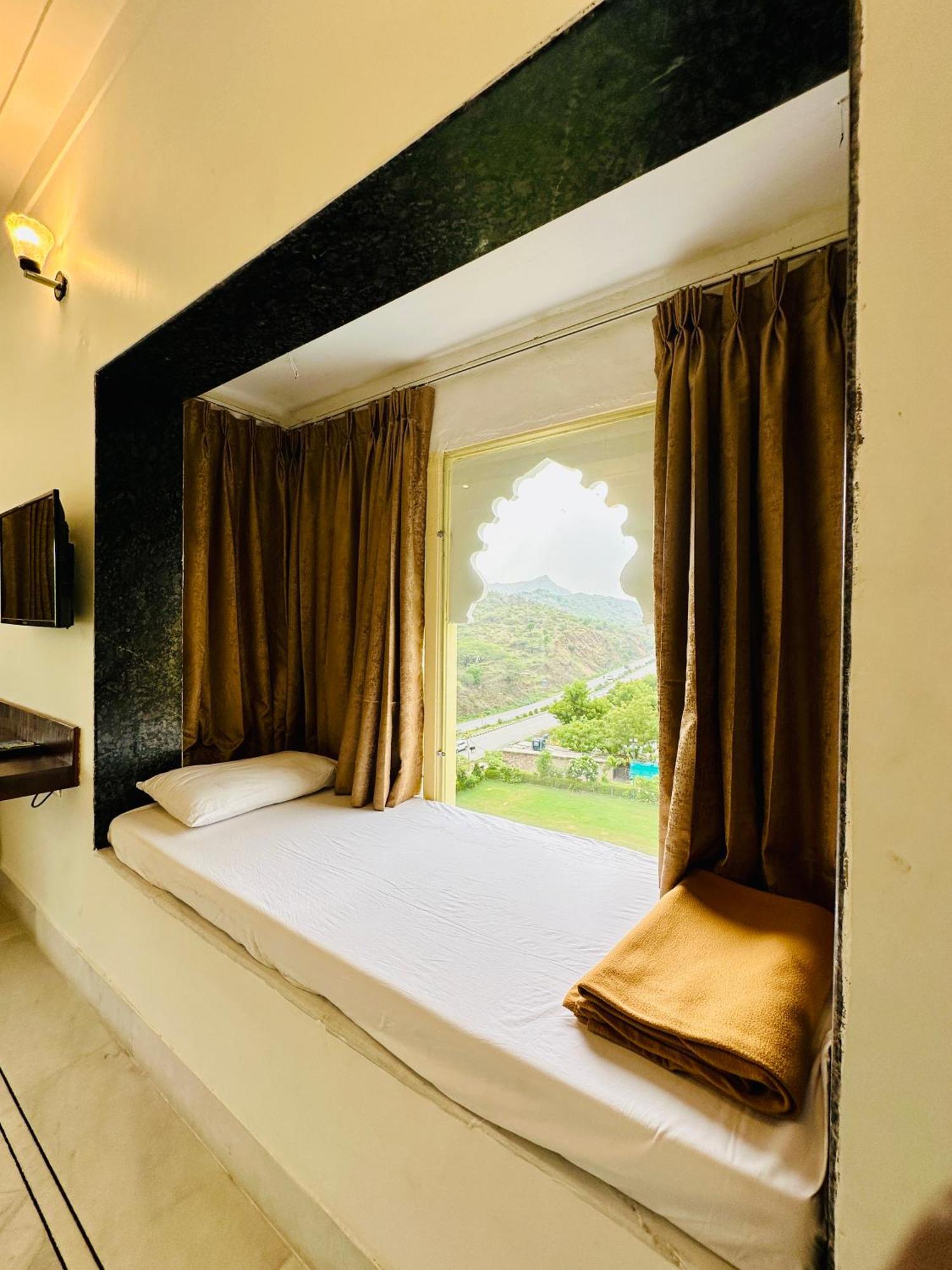 Mewar Palace Resort And Spa Удайпур Экстерьер фото